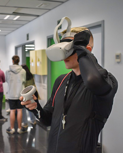 TecnoCampus's tweet photo. 📰El TecnoCampus ha adquirit noves #tecnologies adreçats als estudiants del Grau en Disseny i producció de #Videojocs.👇

🎮Dues ulleres de realitat virtual Meta Quest II, una Xbox Series X, tres Eye Tracker Tobii 5, unes ulleres VR2 per la PS5 i un ordinador d'altes capacitats! https://t.co/bLz9rbjWMN