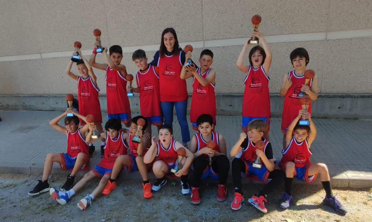 PRE-MINI 2 MASCULÍ🤩

Entrenadora: Anna Simón

“Final de temporada com a campions de lliga. D’aquests jugadors cal destacar l’evolució com equip i la progressió que han fet durnat tot l’any.”

El nostre pre-mini ha quedat campió de la seva lliga!🔥

Enhorabona, gran temporada💪🏽