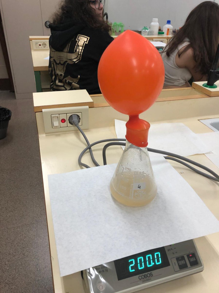 IESAlberti's tweet photo. Clase práctica de alumn@s de 2ESO en el laboratorio de Química. 
Han inflado un globo con el CO2 producido en la reacción química de ácido acético y bicarbonato de sodio.
¡Ha sido muy divertido! https://t.co/88TPdBksDM