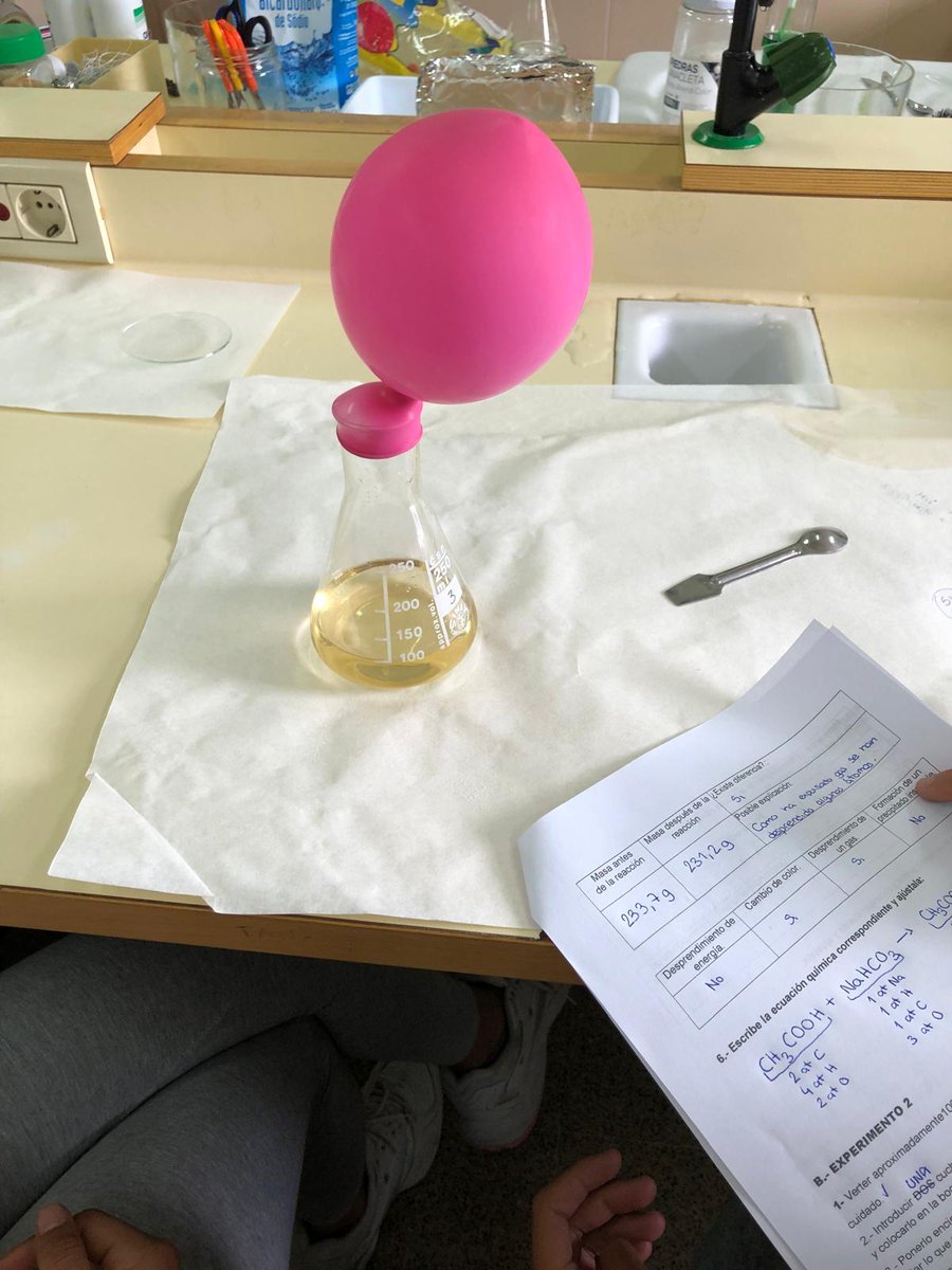 Clase práctica de alumn@s de 2ESO en el laboratorio de Química. 
Han inflado un globo con el CO2 producido en la reacción química de ácido acético y bicarbonato de sodio.
¡Ha sido muy divertido!