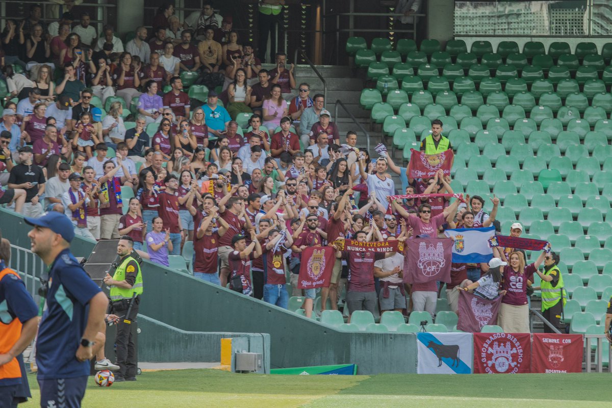 Operación encher Pasarón 🔜🏟️🙌🏻 🎟️ ESGOTADAS ás entradas gratuitas ofrecidas por SANIFAX para a Grada Granate Moi preto de chegar ás 2000 entradas vendidas a remate da xornada de luns ♥️ Grazas de novo a SANIFAX polo apoio incondicional 😍 #PontevedraNuncaSeRinde ♥️