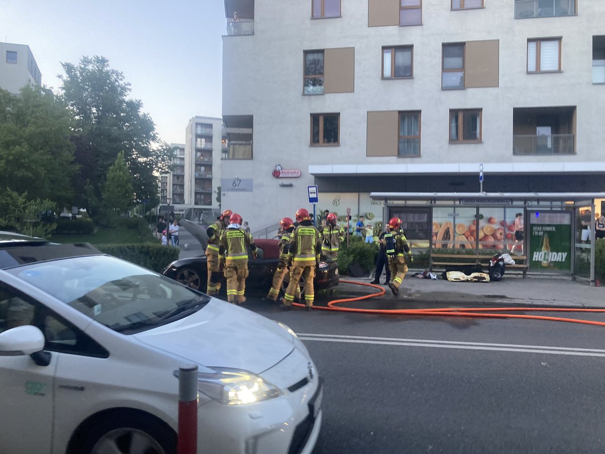 Utrudnienia przy Wrocławskiej w Krakowie. Strażacy gaszą samochód osobowy. @RadioKrakow