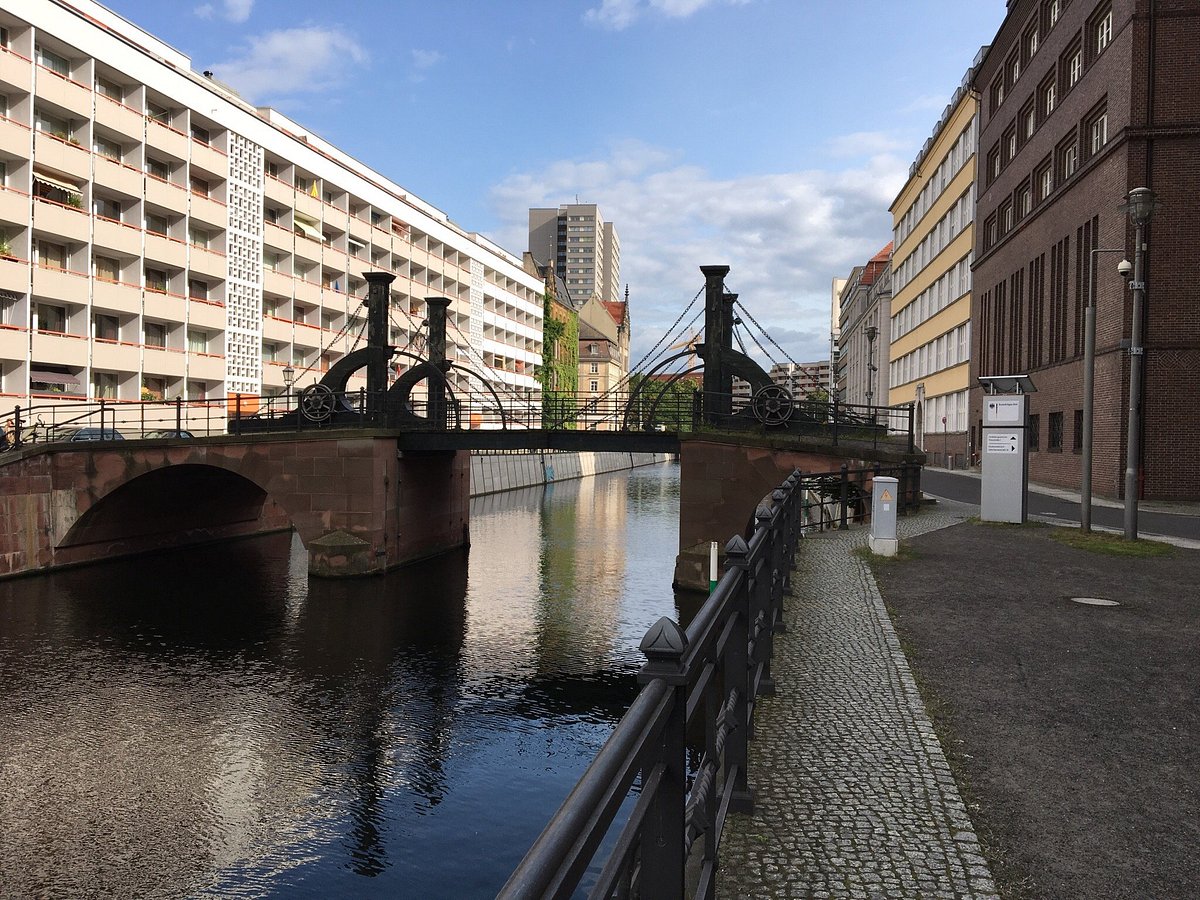 #Berlin 
Gestern & Heute !
Die Jungfernbrücke in Mitte ist die älteste noch erhaltene Brücke der Stadt & zugleich die einzige der früheren insgesamt neun baugleichen Klappbrücken.
Gründliche Renovierungsarbeiten in den Jahren 1954, 1967 & 1979 sicherten den Erhalt des Bauwerkes.