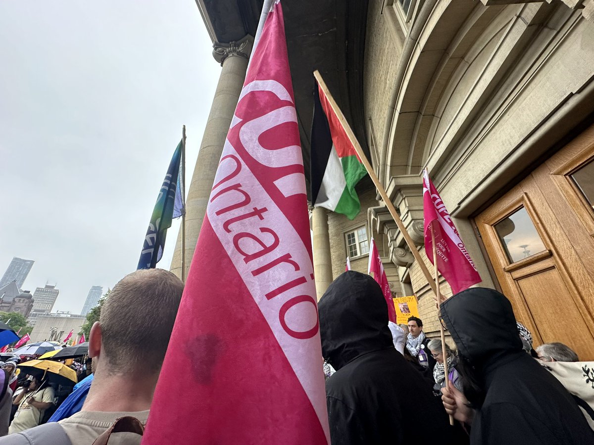 In a historic show of solidarity The Ontario Federation of Labour @OFLabour representing 1 million workers took a stance to protect students,faculty & staff being threatened with an injunction (police violence), discipline, fines up to $10k & mass termination of faculty.