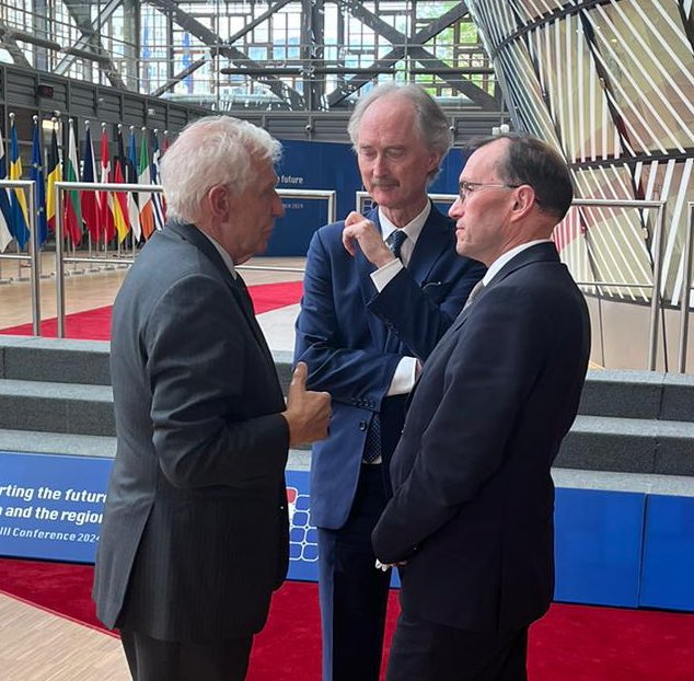 In the margins of #SyriaConf2024, I reiterated the EU support to UN Envoy @GeirOPedersen. After 2 years, the Constitutional Committee must reconvene as soon as possible. International efforts must redouble towards a political solution in #Syria, in line with #UNSCR2254.