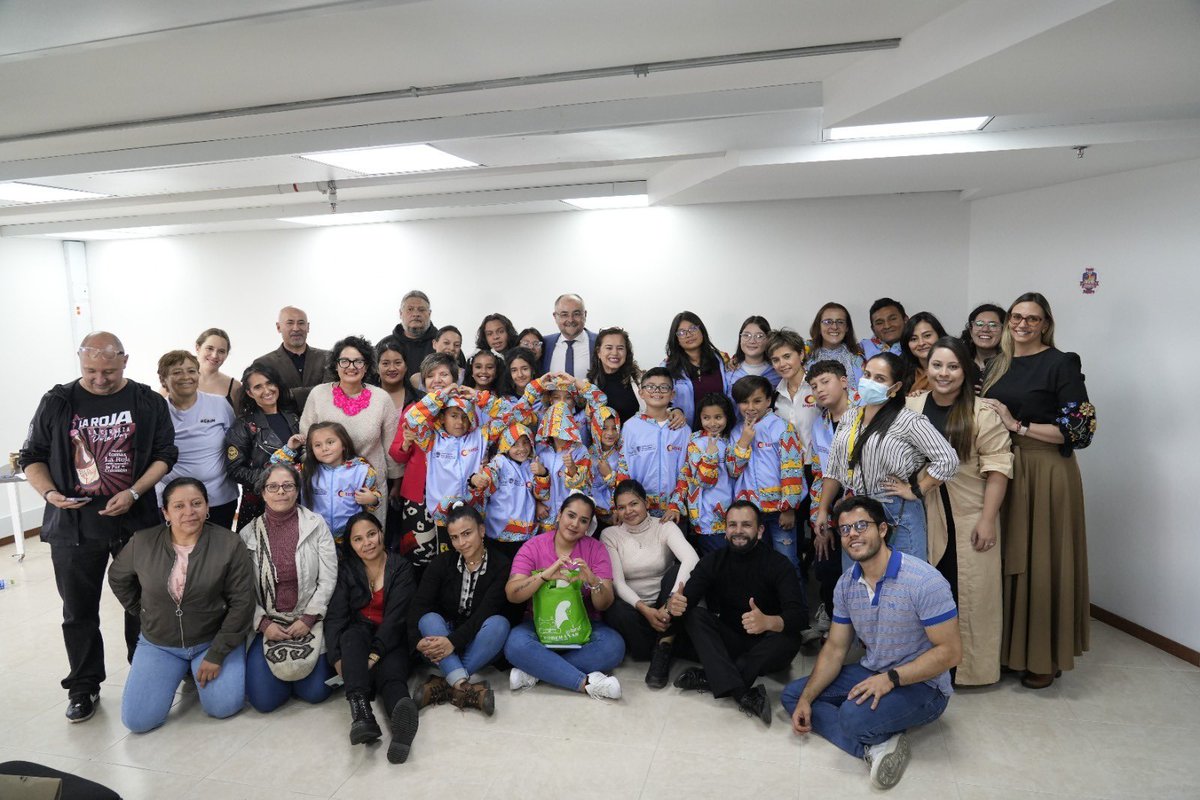 #LaMúsicaEsPaz🎶 Con orgullo y alegría, la @ARNColombia y aliados como la @UAcuerdoPaz, la @UEenColombia y @TerpelCol, despidieron al Coro 'Hijas e Hijos de la Paz' de la @filarmonibogota, que deslumbrará al público en #Amberes, #Bélgica, en el recibimiento del @BuqueGloria 🚢.