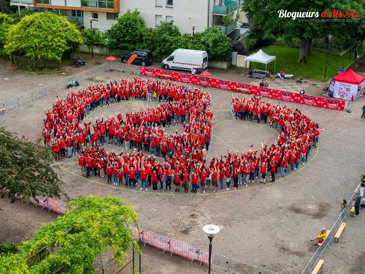 Le record du monde du plus grand #bretzel humain vient d’être battu à Schiltigheim ce soir avec 529 participant. L’ancien record était détenu par une ville allemande (424)
Lors de l’événement, un autre record a été établi, celui du plus grand Acœur humain au monde. <a href="/afpfr/">Agence France-Presse</a> #Alsace
