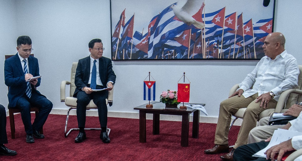El miembro del Buró Político y Secretario de Organización del CCPCC, Roberto Morales Ojeda, recibió en la mañana de este lunes a Wang Weizhong, vicesecretario del Comité Provincial del Partido Comunista de China y Gobernador de Guangdong.

Ver más:

pcc.cu/recibio-morale…