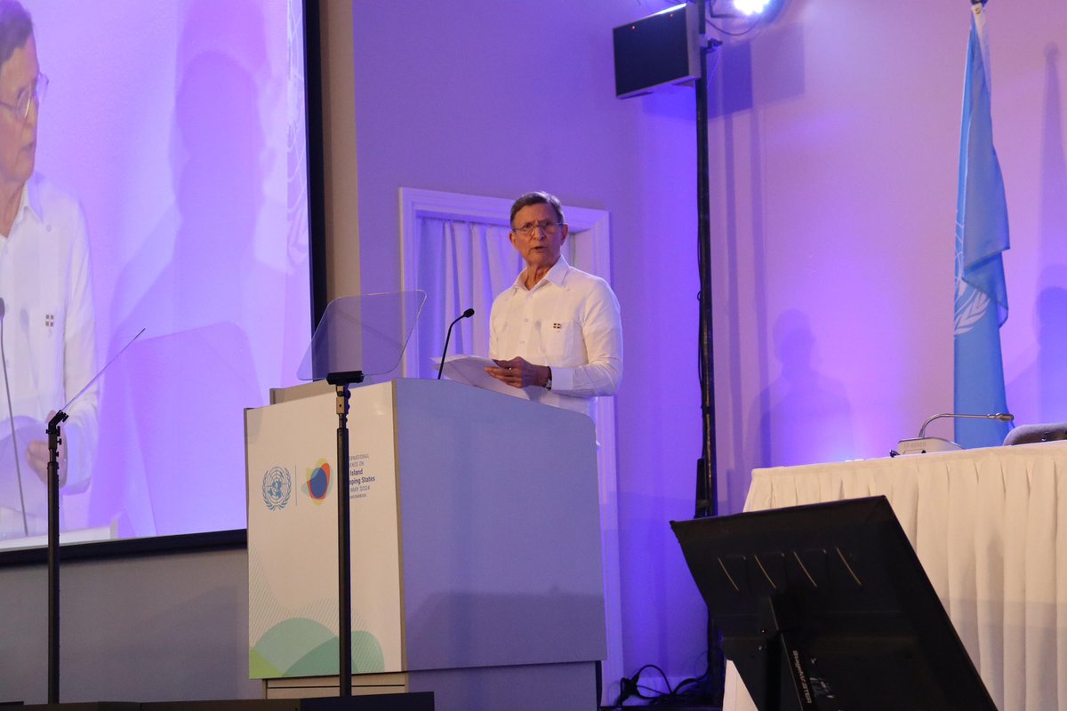 MIREXRD's tweet image. Nota de prensa.🗞️

Canciller @RobalsdqAlvarez llama a tomar medidas para enfrentar efectos del cambio climático.

Más información en: 📲 mirex.gob.do/canciller-robe…