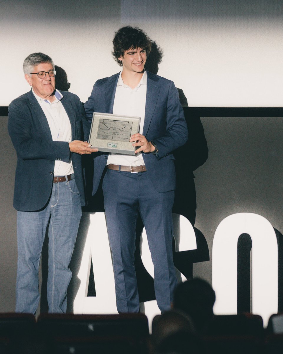 🌟 Debuta en el 𝐀𝐋𝐋 𝐒𝐓𝐀𝐑 𝐓𝐄𝐀𝐌 <a href="/ASOBAL/">ASOBAL</a> y parece que lleve toda la vida posando🫢

🦁 <a href="/CasqueiroAdrian/">Adrian Casqueiro</a> luce orgulloso su distinción como 𝐌𝐞𝐣𝐨𝐫 𝐄𝐱𝐭𝐫𝐞𝐦𝐨 𝐈𝐳𝐪𝐮𝐢𝐞𝐫𝐝𝐨 del curso 23/24

📸 Edu Ágreda / ASOBAL  

#️⃣ #GalaASOBAL24