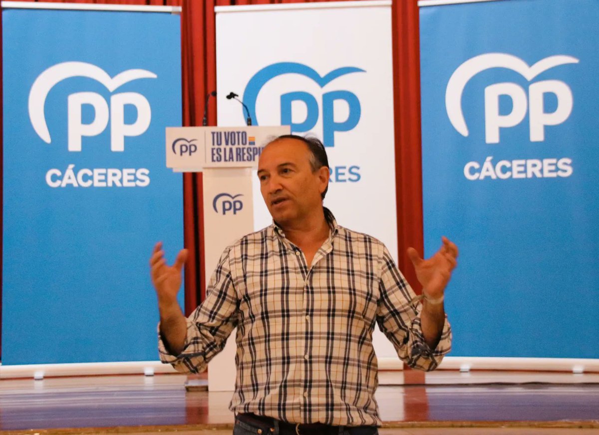 PPopularCC's tweet photo. 🇪🇺 Acto público en Logrosán 🇪🇺

🔵 Con la participación de nuestro presidente Provincial Laureano León  la diputada regional, Isabel Sánchez; la diputada provincial @mjordanordiales y la teniente de Alcalde de Logrosán, @Lolefp 

#TuVotoEsLaRespuesta 
#9J
#PartidoPopular 
#PP https://t.co/OzDm4yrssq