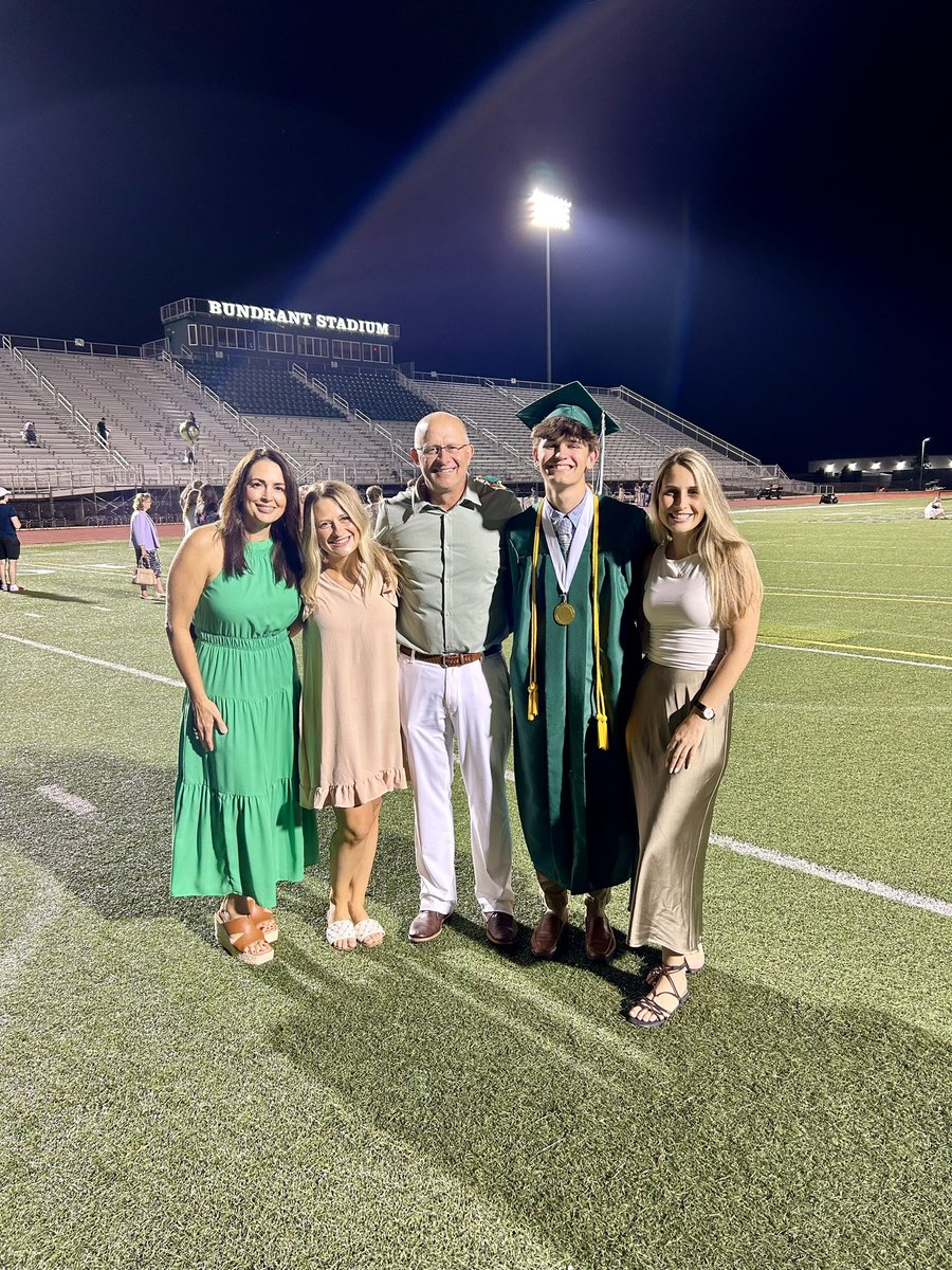 Masedog is now a graduate and on to @BallState this Fall for Architecture Design. I really can’t ask more of him or his high school @_HuskyAthletics It’s great to be a Husky 💚 and I love my family 💚