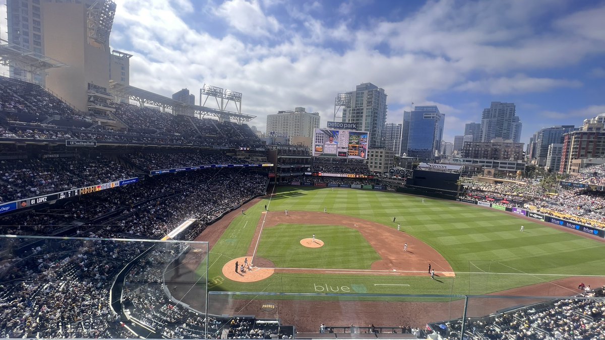 Los estadios de #Beisbol son mágicos #PetcoPark @LosPadres vs @Marlins  @MLB  @MLB_Mexico  o no @lauramrkdo 🤩 @yaquis_oficial #YaquisPorElMundo