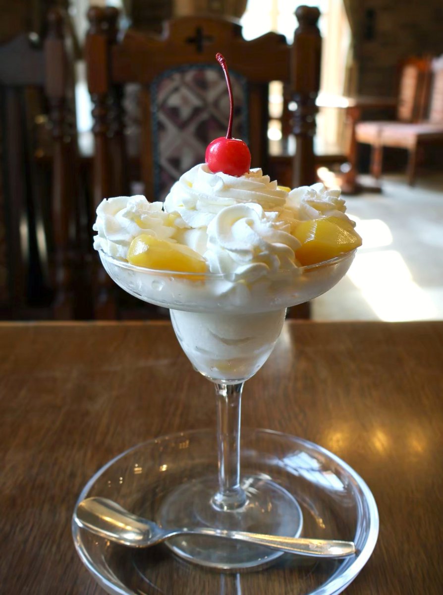 ソフトクリームにたっぷりの生クリーム、栗の甘露煮をトッピングした