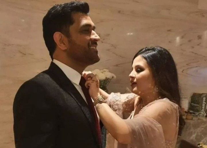 mahendra singh dhoni and sakshi singh being the cutest couple,