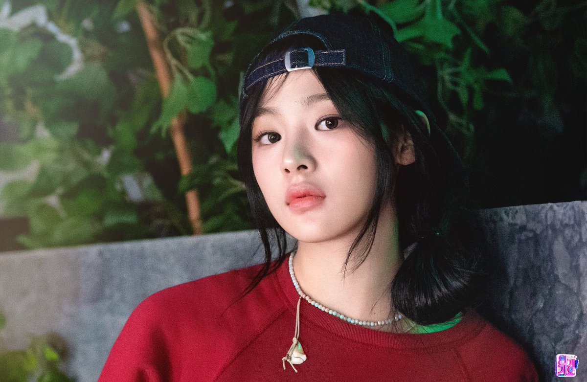 The look was accentuated by a chic cap and my hair elegantly swept to the left, forming an endearing twist. My aura remains undiminished, effortlessly attract all who behold it. My charm continues to shine through, drawing admiration and attention from everyone around.