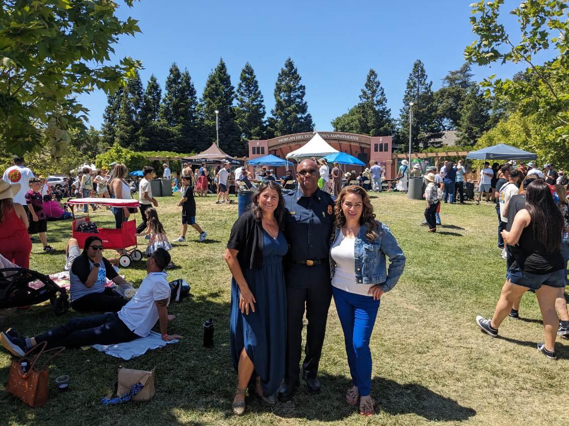 calfireSCU's tweet photo. #MorganHillMushroomFestival was a success! The weekend was full of great weather, entertainment, & yummy food; even our Unit Chief joined in on tasting some cuisine!
Thank you @MorganHillPD for allowing us to work with you to ensure safety & fun for all!
#CALFIRESCU #MHFD #MHPD https://t.co/buoPrVgRqK