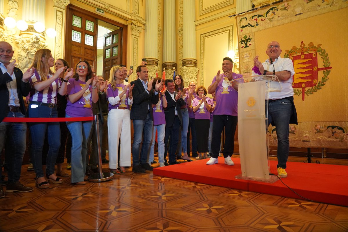 🎉 Valladolid celebra la fiesta del ascenso del @realvalladolid. ➡️ El presidente @Conrado_Iscar y el diputado @javiglezvega participan en la celebración en el @AyuntamientoVLL junto a la plantilla. 🤍💜Y a miles de aficionados de toda la provincia. 🤍💜