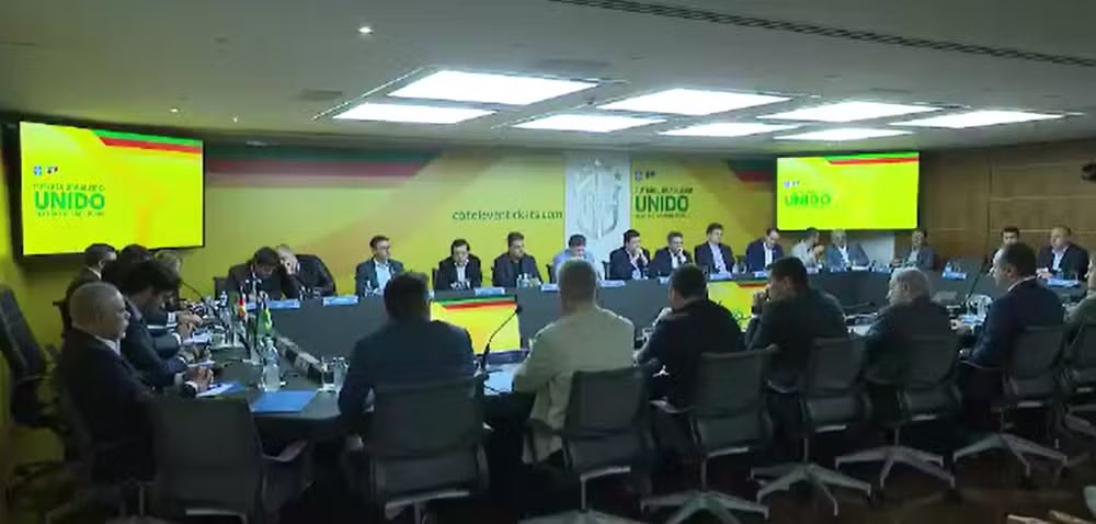 Em reunião, CBF e clubes decidem que Brasileirão terminará no dia 8 de dezembro, sem adiamentos. A entidade vai usar as Datas FIFA e inversões de mando de campo para recuperar os jogos que foram adiados por causa das enchentes no Rio Grande do Sul. 🗞 @geglobo 📸 Reprodução