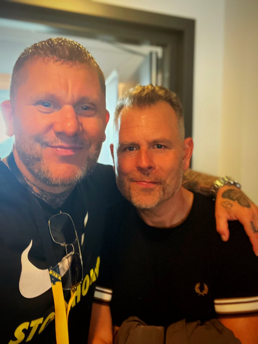 Här står två nöjda AIK:are och njuter.