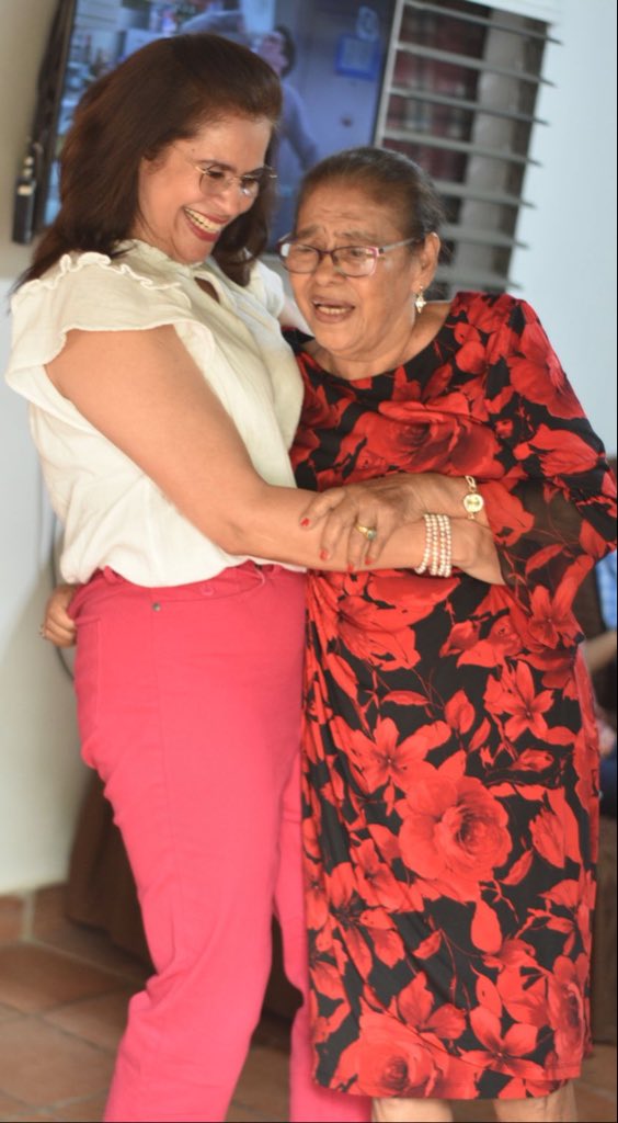 riximga's tweet photo. Mi adorada Madre ha partido inesperadamente al encuentro con Dios. El dolor es inmenso, la tengo frente a mí y repaso sus años, fue una guerrera d la vida junto a mi Papá. Sus 7 hijos y nietos fuimos  muy dichosos y felices a su lado. Gracias infinitas a todos por su solidaridad! https://t.co/vwyEr9B5zL