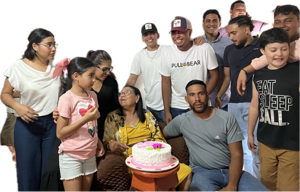 riximga's tweet photo. Mi adorada Madre ha partido inesperadamente al encuentro con Dios. El dolor es inmenso, la tengo frente a mí y repaso sus años, fue una guerrera d la vida junto a mi Papá. Sus 7 hijos y nietos fuimos  muy dichosos y felices a su lado. Gracias infinitas a todos por su solidaridad! https://t.co/vwyEr9B5zL