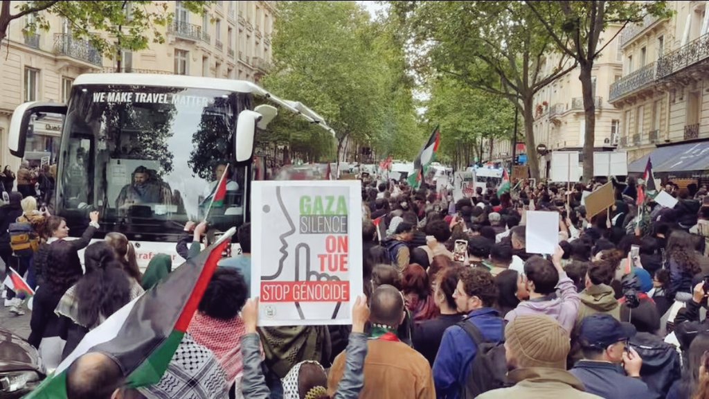 nanana365media's tweet photo. 🔴FRANCE 🇫🇷| #Gazabombing : citizens came out in large numbers this Monday evening to demonstrate in #Paris, Place Saint-Augustin against the deadly attack on a Palestinian displaced camp by #Israel yesterday in #Rafah. They demand a #cease_fire and respect for international law. https://t.co/WmFnCQX1je