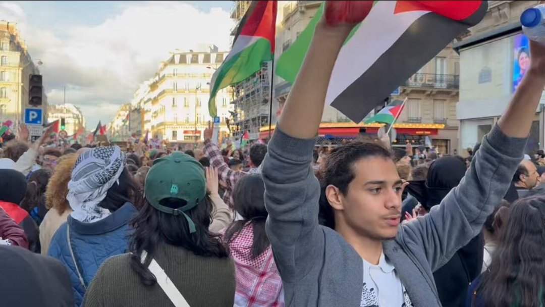 nanana365media's tweet photo. 🔴FRANCE 🇫🇷| #Gazabombing : citizens came out in large numbers this Monday evening to demonstrate in #Paris, Place Saint-Augustin against the deadly attack on a Palestinian displaced camp by #Israel yesterday in #Rafah. They demand a #cease_fire and respect for international law. https://t.co/WmFnCQX1je