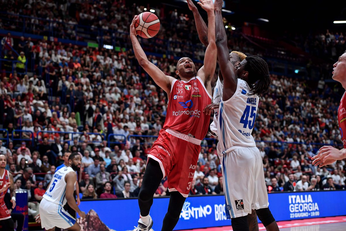 33-29 Olimpia all'intervallo. Shields 9, Hall e Mirotic 6 #insieme #ForzaOlimpia