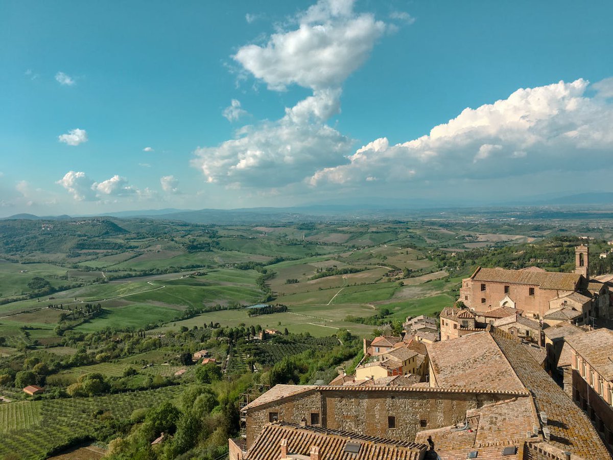 Montepulciano, a hilltop town in Tuscany💚🤍❤️