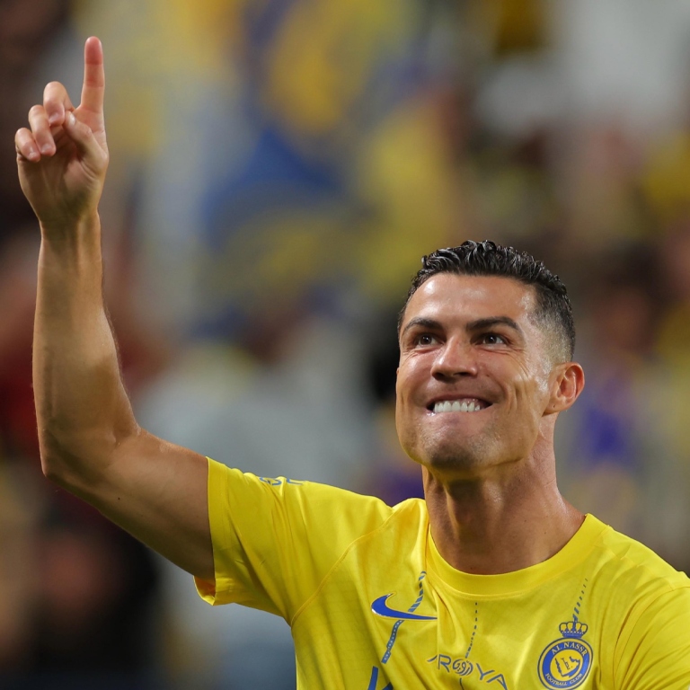 InvictosSomos's tweet photo. Con 39 años de edad, Cristiano Ronaldo se acaba de convertir en el futbolista que MÁS GOLES (35) ha marcado en una misma temporada de la Liga de Arabia. Sí, nadie había conseguido tantas anotaciones como El Bicho en un mismo curso del campeonato árabe. ¿Acabado? ¿Vacaciones? ¿Retirado? MÁS RESPETO PARA EL MEJOR GOLEADOR DE TODOS LOS TIEMPOS.