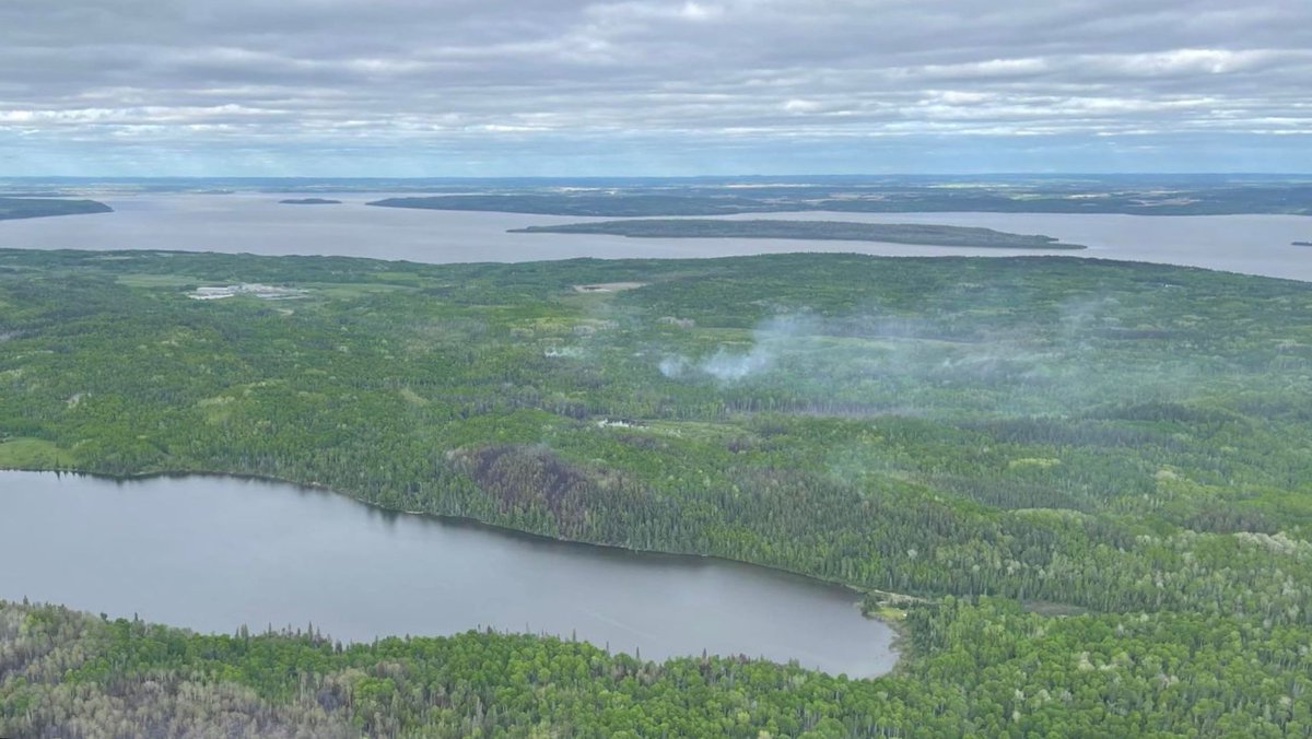 Grâce au travail des garde-feux et à la pluie, North Bay 5 est contenu. Avec les ressources assignées, des mesures d’extinction suffisantes ont été prises pour qu'il ne se propage pas au-delà des limites de contrôle existantes. Photo: Jamie Barber, Tech. aux opérations (24 mai).