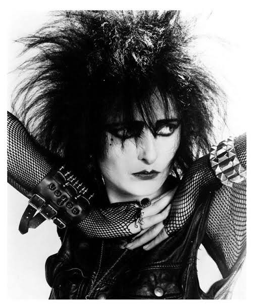Black Evil Birthday!! Hoy es un DíaNegro:
Feliz Cumpleaños # 67 años : #siouxsiesioux 
Doppelgänger: Susan Janet Ballion 
Fecha Ingreso: 27.05.1957
Coordenada:Londres
Objtivo: #siouxsieandthebanshees  
Falla famosa del sistema:1976 usar una banda c/swastika  

#Hexen #punk #goth