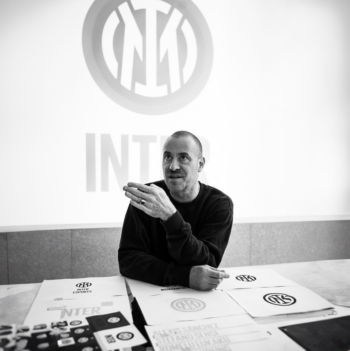 soynachoherrera's tweet photo. Inspiradora visita a la agencia @bureauborsche 👏🏼 Una clase única con @mirkoborsche, un ícono del diseño global.

@TH_Augsburg 
#mirkoborsche #design #branding #editorial #moda #supreme #balenciaga #nike #identitydesign #germany https://t.co/jeUPHx4cRZ