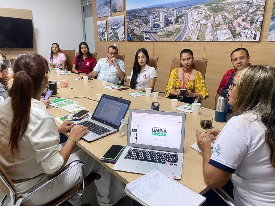 AcecolombiaCC's tweet photo. La jefe de la oficina de servicios públicos, @dinaluzpardo, Acecolombia #capítulonorte y centros comerciales de la ciudad, se dieron cita para sumarse a la estrategia “Barranquilla Limpia y Linda” con acciones que promuevan la correcta disposición de residuos sólidos. https://t.co/xQ8l4VuLNE