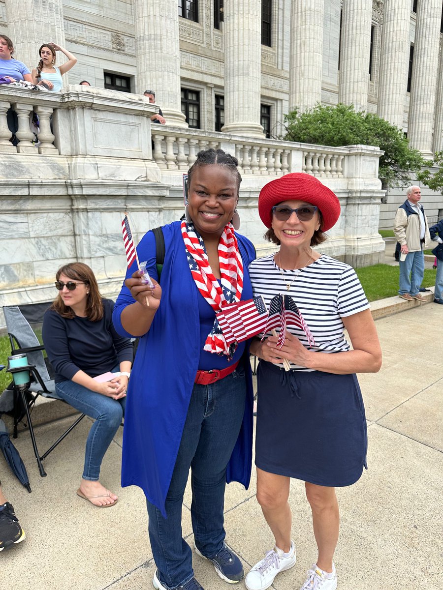 SusanPedo's tweet image. Today's Albany Memorial Day Parade was a poignant reminder of the great sacrifices made by brave men and women who fought for our liberty. We shall forever be indebted to their memory.🇺🇸