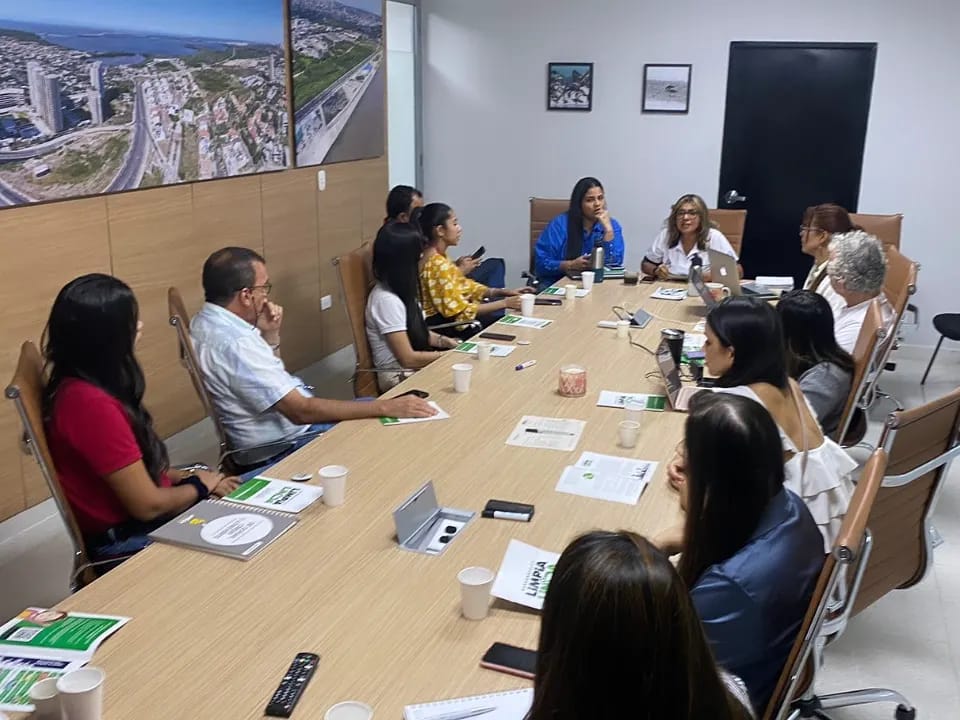 La jefe de la oficina de servicios públicos, @dinaluzpardo, Acecolombia #capítulonorte y centros comerciales de la ciudad, se dieron cita para sumarse a la estrategia “Barranquilla Limpia y Linda” con acciones que promuevan la correcta disposición de residuos sólidos.
