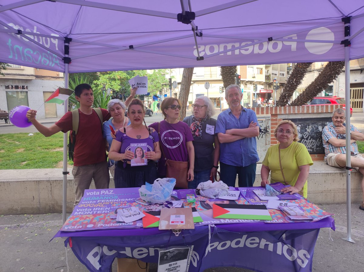 podemalacant's tweet photo. Hoy hemos vuelto a salir a las calles de Alicante para dar a conocer el programa de @PODEMOS para las elecciones europeas. Gracias a la gran militancia de @podemosalicante por su trabajo incansable https://t.co/BHXm47uJD8