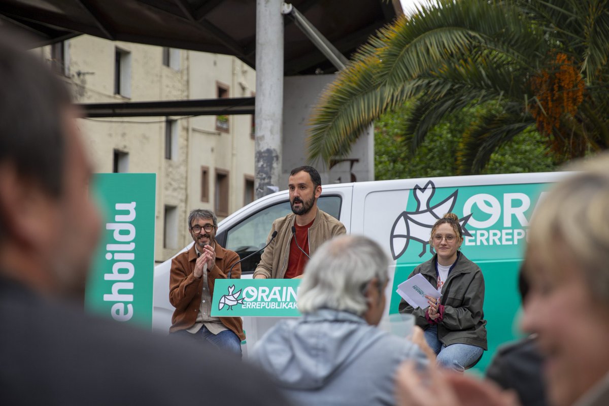ehbildugipuzkoa's tweet photo. Urretxu-Zumarraga eta Oiartzungo komunitatearekin izan gara gaur. @MaddalenIriarte @aimar_etxe @josuaztiria @EraitzSaez|ren ahotatik herri bezala, Europari begira, ditugun erronken inguruan entzuteko aukera izan dugu. #OrainErrepublikak https://t.co/6g6uMVByIX
