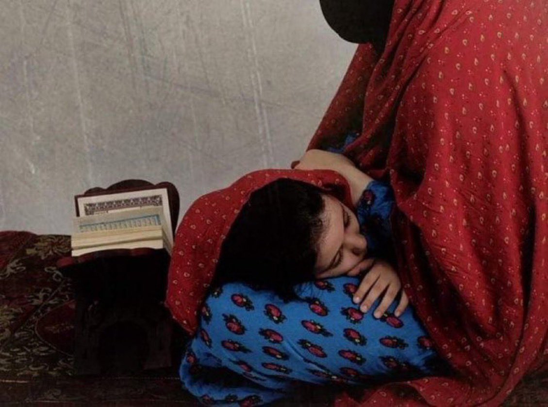 وٌغُطِيَنيَ أيَآ سِقُفُآ مًنِ آلَآ زٍهّآر يَآغُآبًآتٌ حًنِآئيَ♥