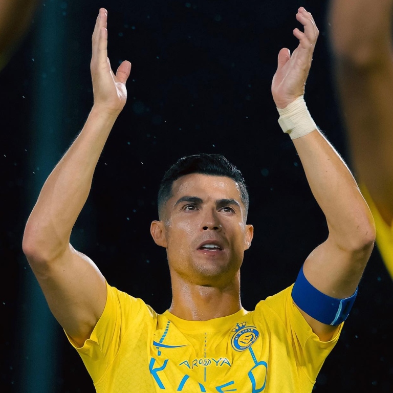 Saluden al PRIMER JUGADOR EN TODA LA HISTORIA DEL FÚTBOL que ha sido CAMPEÓN DE GOLEO en 4 países diferentes. Lo logró en Inglaterra, en España, en Italia y, ahora, en Arabia Saudita. Cristiano Ronaldo simplemente no se cansa de hacer historia. DE PIE ANTE EL HOMBRE RÉCORD.