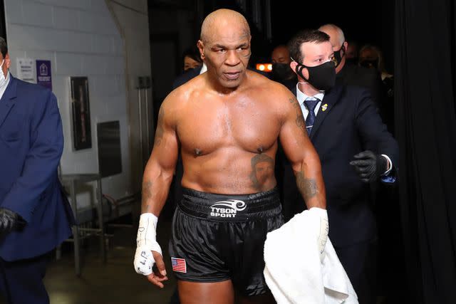 🚨🇺🇸 MIKE TYSON’S MID-FLIGHT ILLNESS SPARKS CONCERNS OF DEADLY COMPLICATIONS Fans of heavyweight champion Mike Tyson, 57, are alarmed after he experienced dizziness and nausea on a flight from Miami to Los Angeles, symptoms linked to a possible stomach ulcer. Paramedics