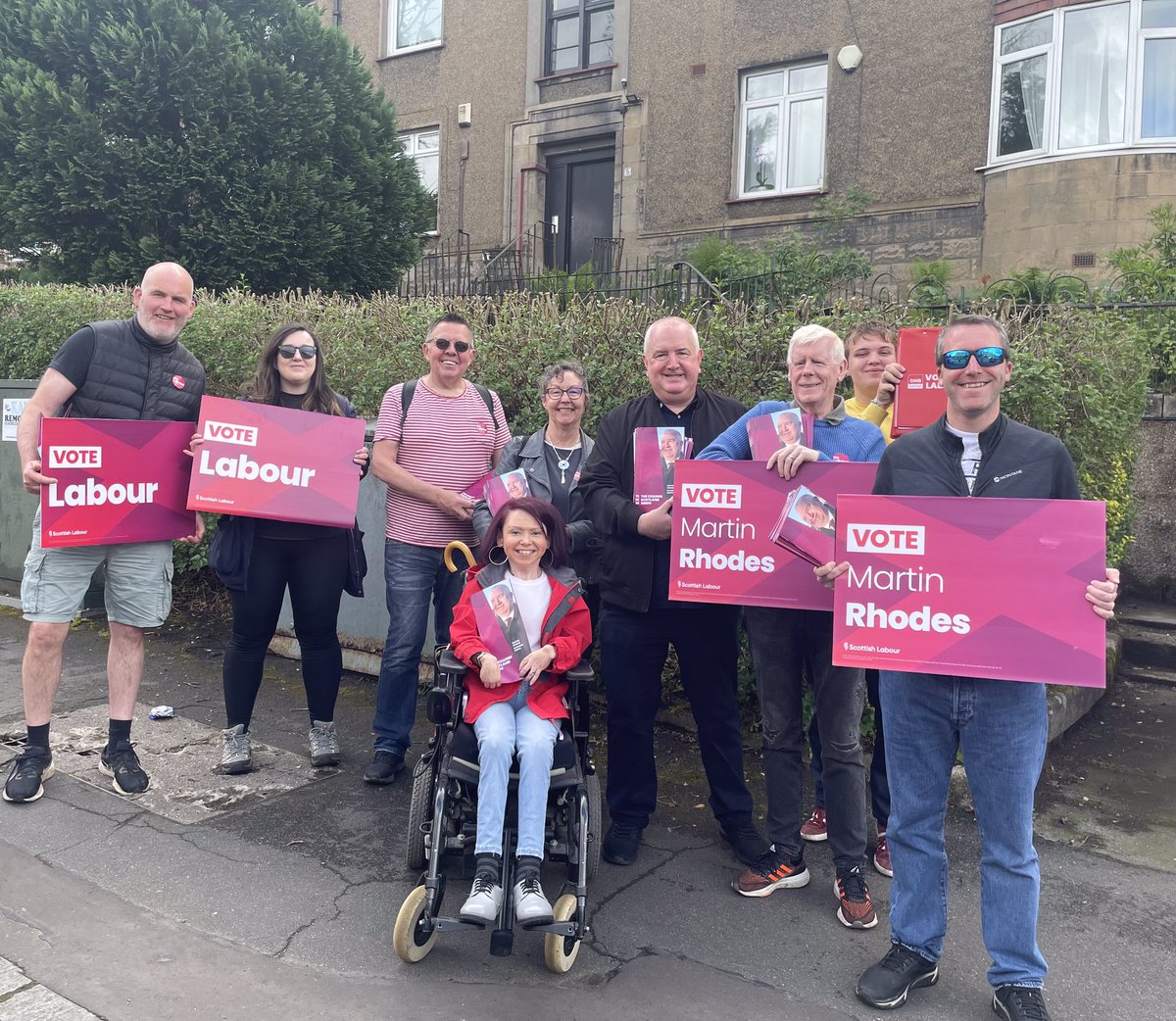 Lots of conversations with residents in Kelvindale today. Many people telling us that they want change and will be voting @ScottishLabour For change #VoteLabour