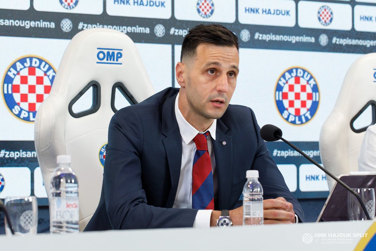 “Najvažniji je rezultat, težit ću tome da se Hajduk uvijek bori za prvo mjesto. Bez prevelike euforije, neću vam obećati da će Hajduk biti prvak, ali Hajduk je navikao pobjeđivati. To se mora vratiti. Dat ću sve od sebe da se složi dobra ekipa i dobar trener.”