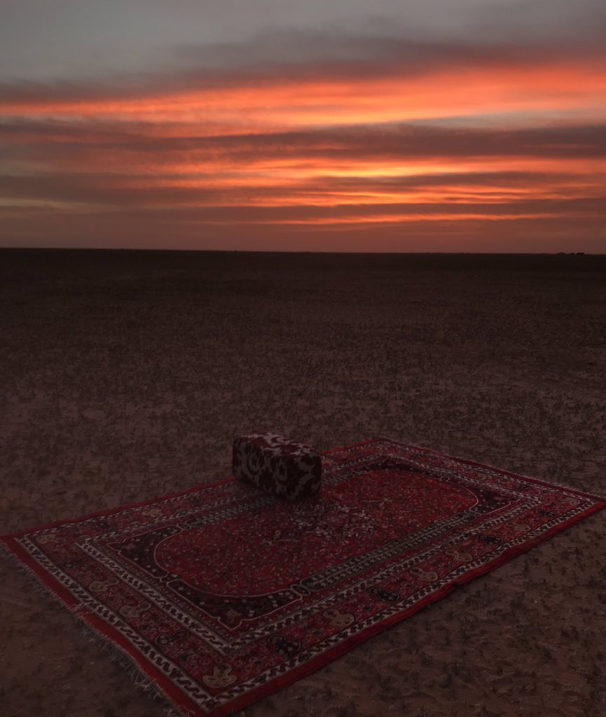 'معي جرحٍ تداويه السنين وضحكة الزوَّار/وصبرٍ يطوي ظْروف الحياة، وطاري رْجوعك..'