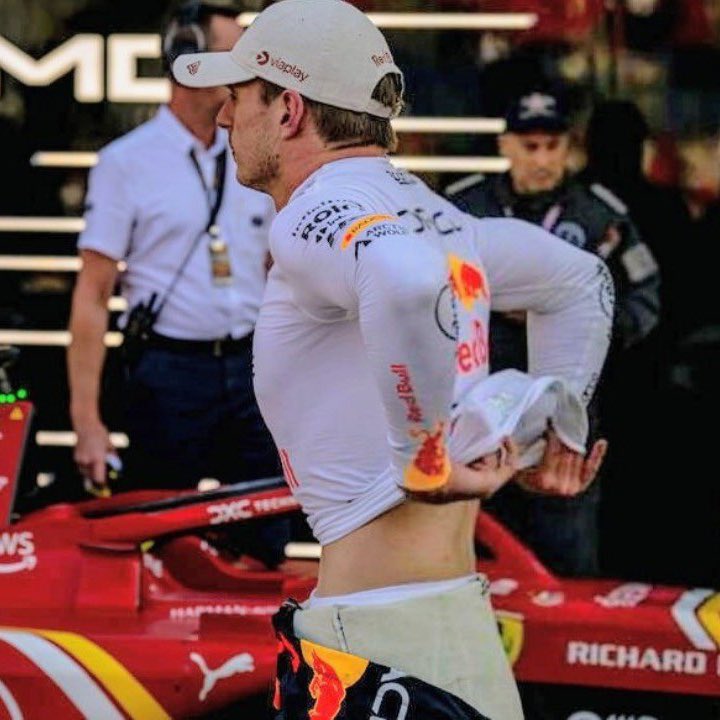 SCUDERIAFEMBOY's tweet photo. what does this man need a tiny waist for anyway https://t.co/Vc8L0IZOfn