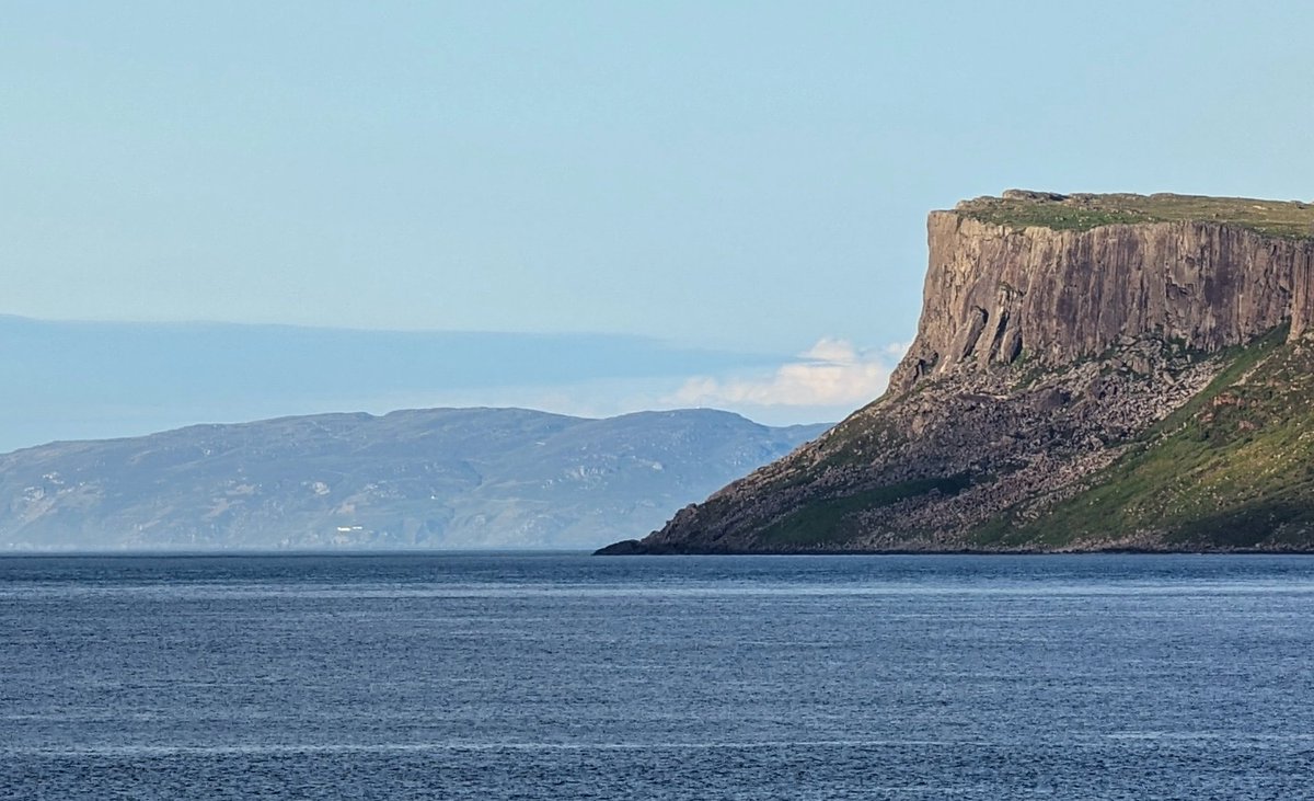 Fairhead & Kintyre tonight + Mull of Kintyre Lighthouse @KintyreForum @bbcweather @deric_tv #VMWeather @DiscoverNI @LoveBallymena @WeatherCee  @angie_weather @Louise_utv @WeatherAisling @barrabest @Ailser99 @nigelmillen @EventsCauseway @carolkirkwood  @Schafernaker @geoff_maskell