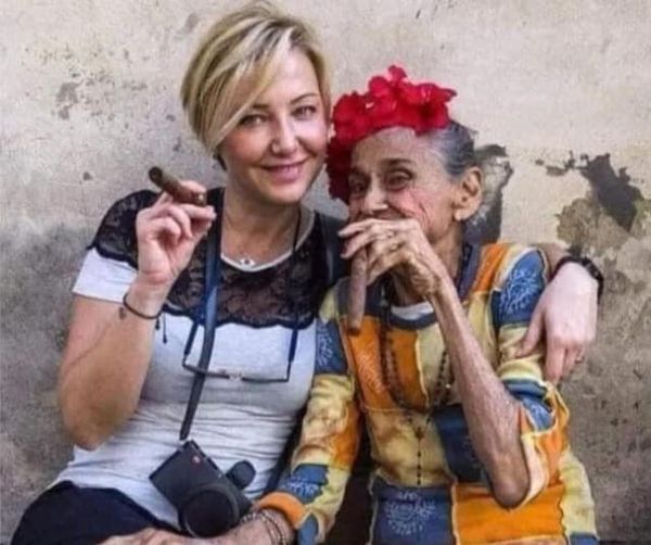 TC_TOPRAK_'s tweet photo. Fatih Altaylı"nın ; "Küba'da patates bile yok."
Sözü üzerine, Berna Laçin:
        - Bak, ben sana KÜBA'da neler yok anlatayım! Küba’ya yaptığım yolculuk bir gezi değil, deneyim oldu benim için..!
Eşi benzeri olmayan tarihi ve yönetim sistemiyle, kimseye benzemeyen insanların ülkesi burası..!
    🍀   Rom, puro, dans-müzik ve neşe..! Buram buram “gerçek” zenginlik..!
     🍀  "Çocuğum ne olacak.?" korkusu yok mesela
İnsanın çocuğu için endişelenmemesinden daha büyük zenginlik yoktur herhalde..!
   🍀    Bu ülkede daha kadın hamileyken, devletin kurduğu hamile merkezlerine gitme zorunluluğu var..! 70’li yıllarda, hamile pilatesi başlatılmış bu merkezlerde, ayrıca çocuk bakımı için eğitim veriliyor..! Doğan çocuk, devletin sayılıyor, yani sorumluluk devletin..! Her tür sağlık ve eğitim hizmetini devlet karşılıyor..! Eğitim de tabii ki eşit..!
 🍀   Sağlığın için endişelenmiyorsun, örneğin..! 11 milyon nüfusluk küçük bir ada olan Küba, tıp alanında dünyada en üst sıralarda..! Çocuk lösemisini yüzde 80 oranında tedavi edebilecek kadar ileriler..! 30 bin doktor çalışıyor..! Sadece kendi ülkelerine değil, tüm Güney Amerika ülkelerine sağlık hizmeti veriyorlar..! Tabii ücretsiz..!
    🍀   Örneğin açlık yok..! Devlet, karneyle her aileye ihtiyacı olan yiyeceği dağıtıyor..! Tavuk, et, pirinç, patates, şeker..! Kişi başı, karnı doyuracak miktar, devlet eliyle veriliyor..! Elbette, çuval çuval değil. Örneğin; kişi başı aylık 2 kilo kırmızı et veriliyor..! Tavuk dersen o daha çok..! Eh, bizim ülkemizde asgari ücretle geçinen birisi, her ay kişi başı 2 kilo et yiyemediği düşünülürse(?)...
     🍀    İşsizlik yok ..! Devlet herkese iş veriyor..! Ve maaşlar arasında yüzde 3’ten fazla fark bulunmuyor..! Doktor olmuşsun, garson olmuşsun pek fark etmiyor..!
   🍀    Sokakta yatan evsiz yok..! Bana en ilginç gelen bu oldu..! “En gelişmiş” diye tanımladığımız ülkeler bile, evsiz kaynarken Küba’da bir tane sokakta yatan insan yok..!
  🍀   Kadına şiddet yok örneğin..! Zaten genel olarak kavga-dövüş-bağırış-çığırış yok. Korna çalan bile yok..! Hani, belediye suyuna sakinleştirici karıştırıyorlar diyeceğim ama belediye suyu da yok..! Her yer doğal kaynak ve su fışkırıyor. 
  🍀   Dönelim şiddete; elbette ufak tefek olaylar oluyormuş, ama bir kadına hafifçe dokunmanın cezası bile 5 yıldan başladığı için, öyle şiddete filan rastlanmıyormuş..! Hele “karısını öldüren kocalar var mı?” diye sorduğumda, bana sapıkmışım gibi bakmaya başladılar..!
 “Nereden aklına geliyor böyle şeyler?” dedi bana, genç bir Kübalı 
 🍀   Boşanma yok mesela..! Çünkü evlenme de yok..! Kübalılar genellikle resmi evlilik tercih etmiyor, çünkü ayrılmak isterlerse işlemlerle uğraşmak istemiyor..! Resmi imzaya gerek duymuyorlar, çünkü boşanma sırasında paylaşılacak mal, mülk kısaca nafaka-miras gibi kavramlar yok..! Zaten her şey devletin.
  🍀   Ter kokan kimse yok.
Sabun-şampuan karneyle..! Hepsi Küba malı..! Fazladan almaya kalkarsan pahalı..! Ama herkes tertemiz..!
 🍀    Eğlencesiz gün yok..! Müzik ve dans her şeyleri..! Sanki ibadet gibi..! Her ân her yerde eğlence var..! Sokaklarda, meydanlarda toplanıp, dans ediyorlar..! 
  🍀   Tarlalarda organik olmayan gıda yok..! Örneğin tavuk çiftliği yok..! Bahçelerde yetişiyor tavuklar, ayakları toprağa değiyor..! Tıpkı çocukluğumuzdaki tavuklar gibi lezzetli..!
   🍀 "Kazık yeme"  korkusu yok.! E, her işletme devletin..! Çalışanlar da devlet memuru..! Ama bizdeki öğretmen evleri gelmesin aklınıza..! Örneğin, Hilton Otel, devrim sonrası olmuş Küba Özgürlük Oteli..! En görkemli şovlar, en güzel caz kulüpler aslında hep devlet işletmesi..!
    🍁Ayrıca, Küba’da turistler de devlet koruması altında..! Turiste zarar vermek en büyük suçlardan biri..!
  🍀  Para yok, çok ilginç..! Evet para yok..! Doktor, aylık 20 Euro karşılığı bir maaş alıyor..! Hayır yanlış yazmadım; en yüksek maaş bizim paramızla aylık 60 lira..! Az geldi değil mi?
 Şimdi “nasıl geçiniyorlar?” diye düşünüyorsunuz..! 
Ama işte elektrik 0,50 kuruş..! Ev kirası yok..! Sabundan yiyeceğe temel ihtiyaçlara para harcamak da yok..! Hastane masrafı, eğitim masrafı yok..! Çocuklara kalem almak bile yok..! Lüks yok ama ihtiyaç da yok..!
 🍀  Reklâm tabelası yok, mesela.!
Asla yok..! O yüzden Küba sokaklarını fotoğraflamak gibisi yok gerçekten..!
    ❤    İnsan ne ister yaşarken? Huzur ve güven tabii ki..!