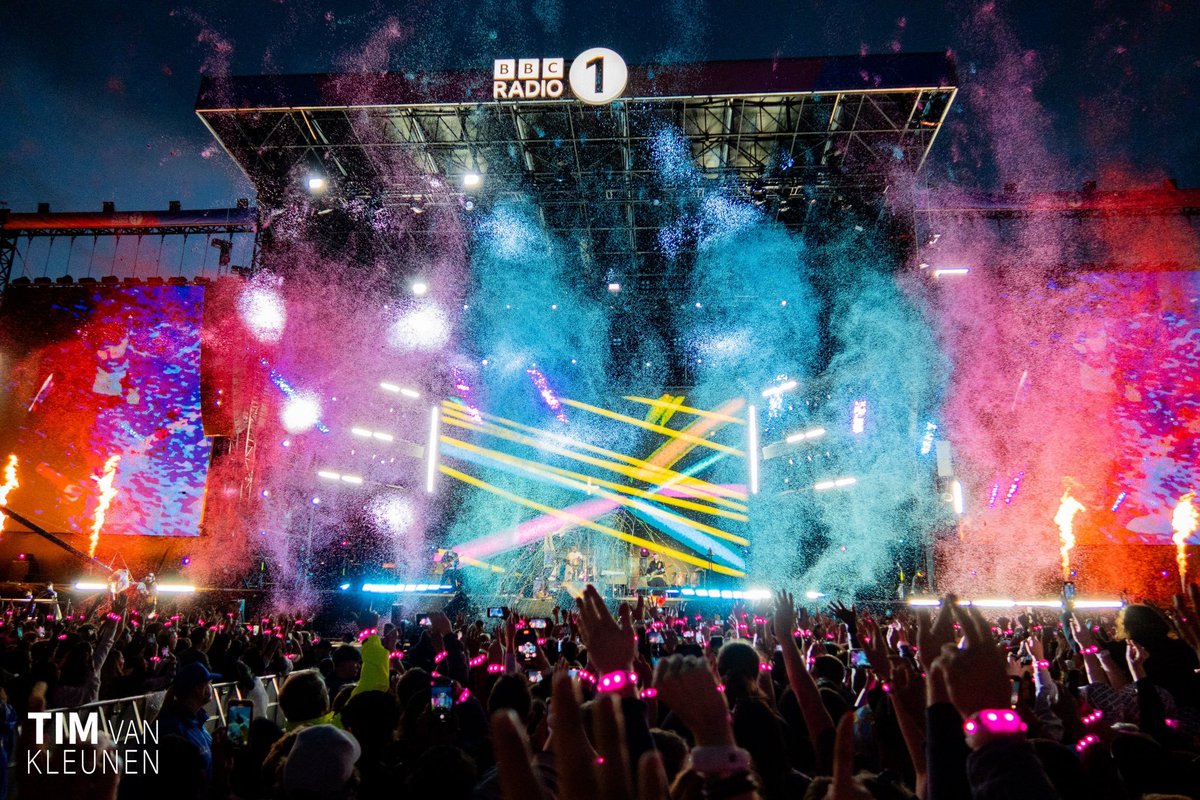 coldplayxtra's tweet image. Great photo of @coldplay performing Something Just Like This last night at BBC Radio 1's #BigWeekend 💥 

📸 @TheTimvk