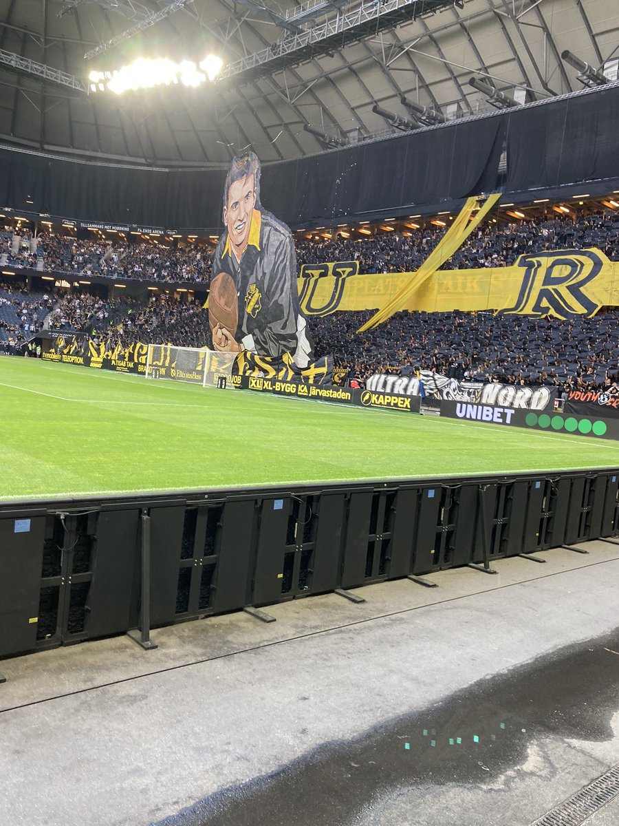AndreasWidell's tweet photo. Tack för ikväll fina AIK &amp; Norra stå 🖤💛 Vila i frid Kurt Hamrin  ♥️🙏🏻 #vilaifrid #AIK #kurthamrin  #hatagöteborg https://t.co/yQbwYENngf